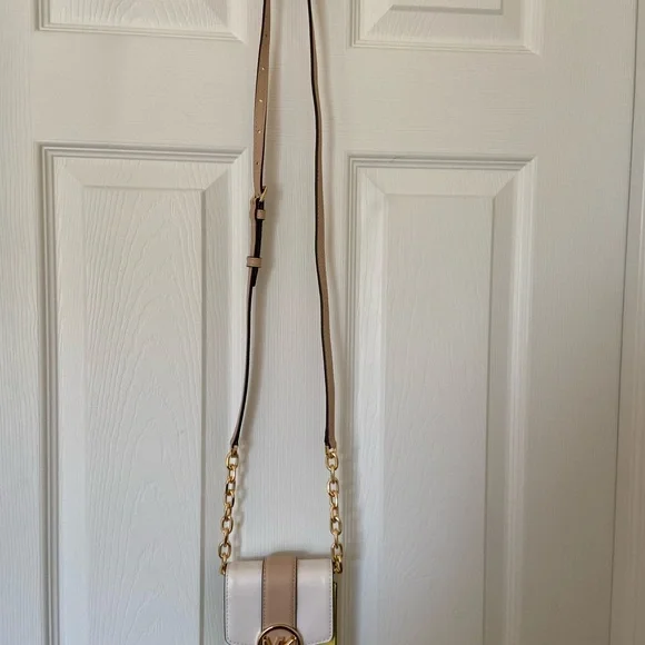 MICHAEL KORS
Carmen Small Color-Block Faux Leather Phone Crossbody Bag - Picture 3 of 9